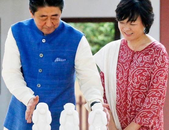 'मोदी जैकेट' में आबे की गांधीगीरी और मोदी की मेहमाननवाजी