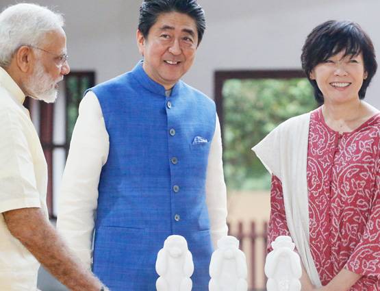 'मोदी जैकेट' में आबे की गांधीगीरी और मोदी की मेहमाननवाजी