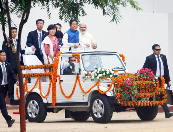 'मोदी जैकेट' में आबे की गांधीगीरी और मोदी की मेहमाननवाजी