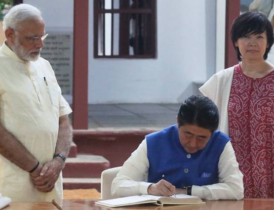 'मोदी जैकेट' में आबे की गांधीगीरी और मोदी की मेहमाननवाजी