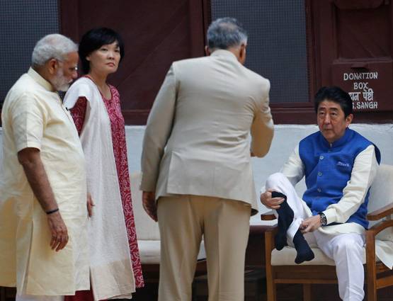 'मोदी जैकेट' में आबे की गांधीगीरी और मोदी की मेहमाननवाजी