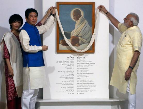 'मोदी जैकेट' में आबे की गांधीगीरी और मोदी की मेहमाननवाजी