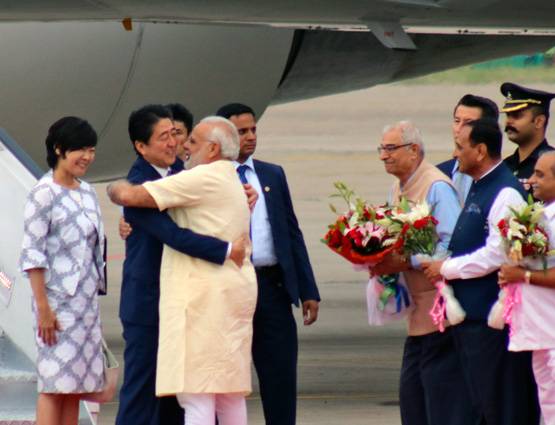 'मोदी जैकेट' में आबे की गांधीगीरी और मोदी की मेहमाननवाजी