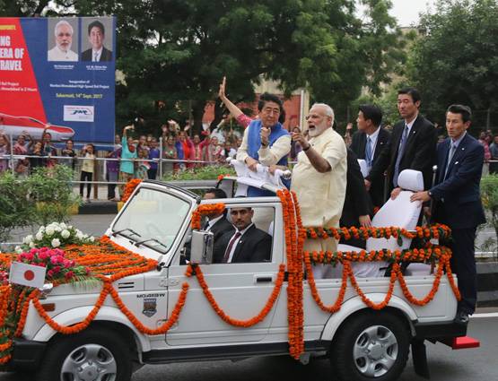 'मोदी जैकेट' में आबे की गांधीगीरी और मोदी की मेहमाननवाजी