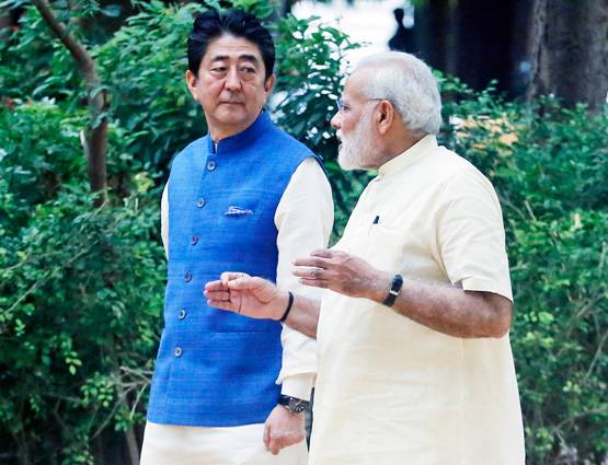 'मोदी जैकेट' में आबे की गांधीगीरी और मोदी की मेहमाननवाजी