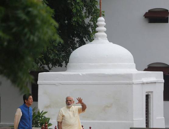 'मोदी जैकेट' में आबे की गांधीगीरी और मोदी की मेहमाननवाजी