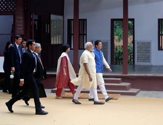 'मोदी जैकेट' में आबे की गांधीगीरी और मोदी की मेहमाननवाजी