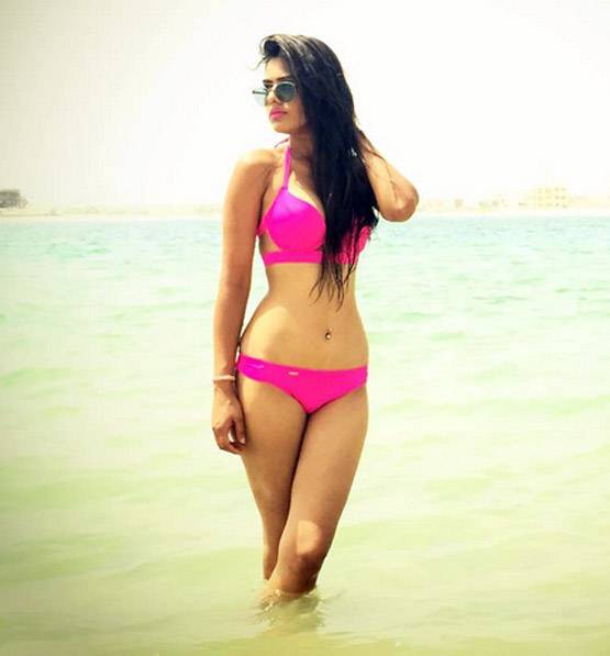 टीवी की इस 'संस्कारी बहू' के बोल्ड लुक ने बॉलीवुड एक्ट्रेस को पछाड़ा