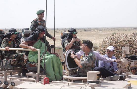 जब PAK सीमा के पास अर्जुन टैंक पर सवार हुईं रक्षा मंत्री सीतारमण