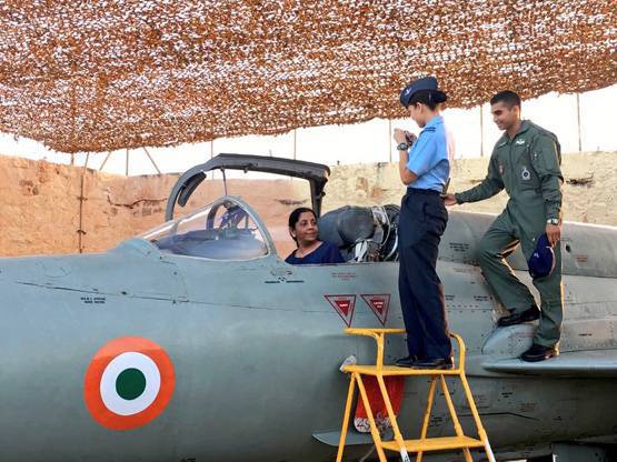 जब PAK सीमा के पास अर्जुन टैंक पर सवार हुईं रक्षा मंत्री सीतारमण