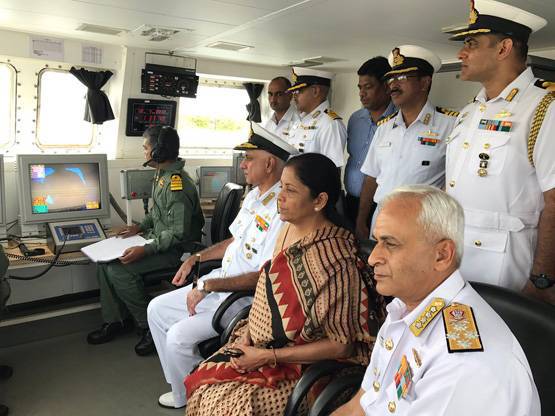 जब PAK सीमा के पास अर्जुन टैंक पर सवार हुईं रक्षा मंत्री सीतारमण