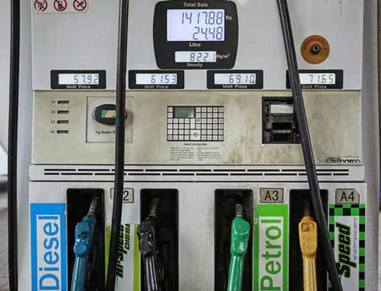 पेट्रोल पंप पर आपको मिलती हैं ये सुविधाएं, लेने से नहीं रोक सकता कोई