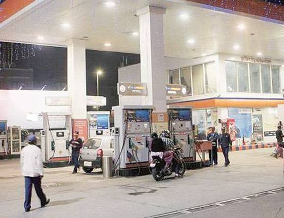 पेट्रोल पंप पर आपको मिलती हैं ये सुविधाएं, लेने से नहीं रोक सकता कोई