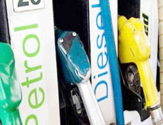 पेट्रोल पंप पर आपको मिलती हैं ये सुविधाएं, लेने से नहीं रोक सकता कोई