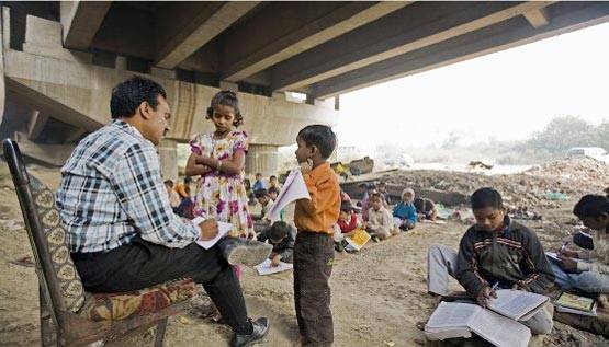 देश के 7 टीचर, बच्चों को पढ़ाने के लिए सब कुछ लगाया दांव पर