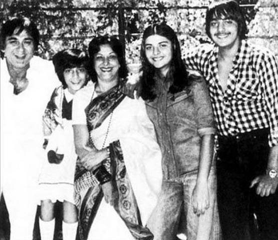 उतार चढ़ावों से भरी है संजय दत्त की लाइफ, शादी के 9 साल बाद हो गई थी पत्नी की मौत