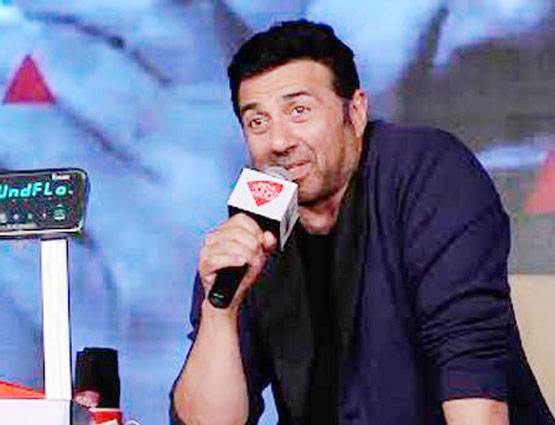 एक-दूजे का हाथ थामे दिखे सनी देओल-डिंपल, PHOTOS वायरल