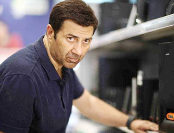 एक-दूजे का हाथ थामे दिखे सनी देओल-डिंपल, PHOTOS वायरल