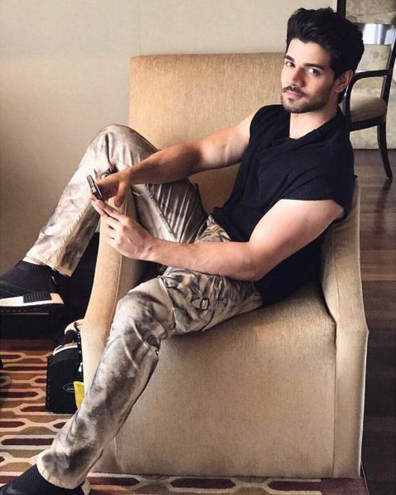 सूरज पंचोली ने डिलीट किया ट्विटर अकाउंट, जिया सुसाइड केस में जा चुके हैं जेल