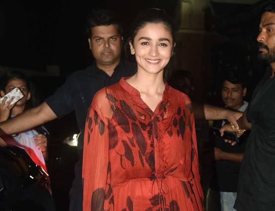 देर रात जुड़वां-2 देखने पहुंचे सलमान खान, यूलिया वंतूर भी आईं नजर