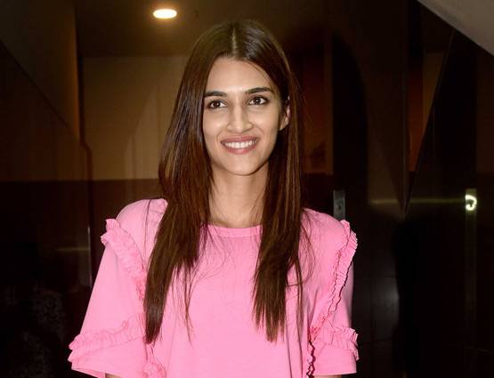 देर रात जुड़वां-2 देखने पहुंचे सलमान खान, यूलिया वंतूर भी आईं नजर