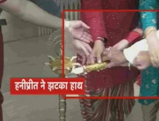 हनीप्रीत ने राम रहीम को पत्नी से किया दूर, PHOTOS में रिश्ते का सच