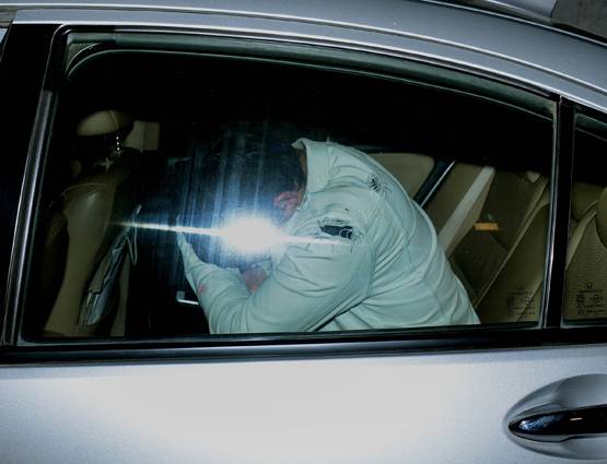 लड़की के साथ थे अक्षय के बेटे, यूं कैमरे से की छिपने की कोशिश