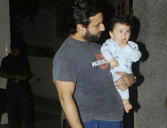 बुआ के बर्थडे पर पापा के साथ कूल मूड में दिखे तैमूर, देखें PHOTOS
