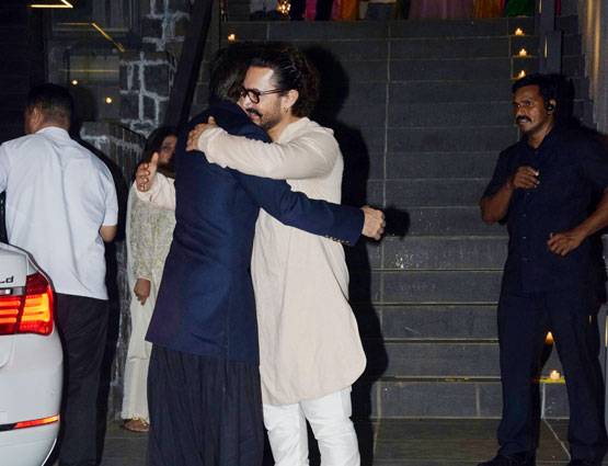 इस अंदाज में तैमूर ने मनाई पहली दिवाली, करीना के साथ दिखीं करिश्मा