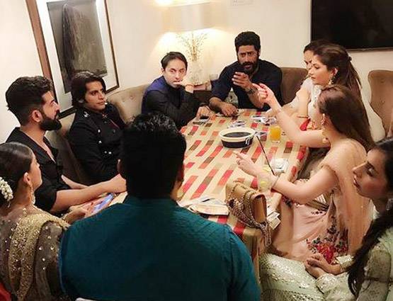 PHOTOS: मौनी रॉय का नहीं हुआ ब्रेकअप, बॉयफ्रेंड संग मनाई दिवाली