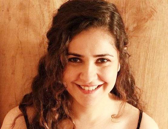 रियल लाइफ में इतनी ग्लैमरस हैं जायरा वसीम की ऑनस्क्रीन मां