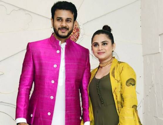 दिवाली पार्टी में फिट दिखीं दिव्यांका, विवेक का दिखा अलग अंदाज