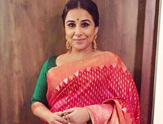 अमेरिका में प्रियंका को याद आया घर तो कंगना ने बहन संग मनाई दिवाली