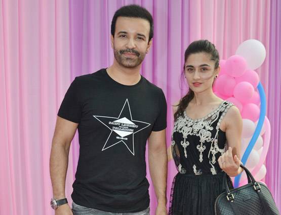 PHOTOS: करणवीर बोहरा ने ऐसे मनाया अपनी बेटियों का पहला बर्थडे