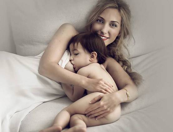 स्‍तनपान की ये तस्‍वीरें बदल देंगी आपके दिमाग की गंदी सोच...