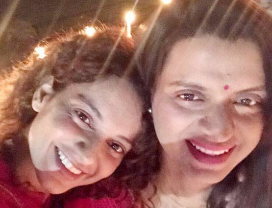 अमेरिका में प्रियंका को याद आया घर तो कंगना ने बहन संग मनाई दिवाली