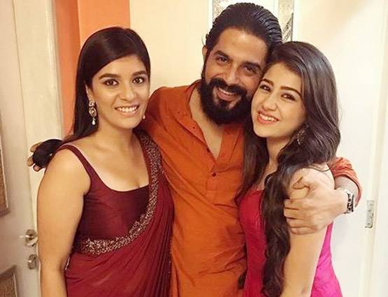 दिवाली पार्टी में फिट दिखीं दिव्यांका, विवेक का दिखा अलग अंदाज