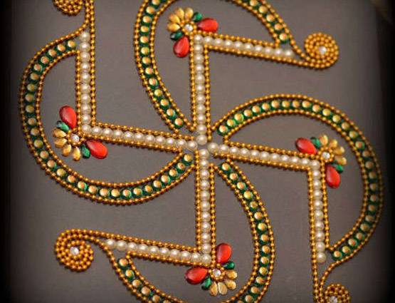 जानिये, घर के आगे क्यों बनाते हैं स्वास्त‍िक