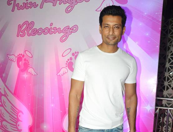 PHOTOS: करणवीर बोहरा ने ऐसे मनाया अपनी बेटियों का पहला बर्थडे