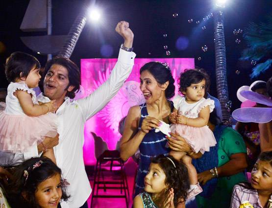 PHOTOS: करणवीर बोहरा ने ऐसे मनाया अपनी बेटियों का पहला बर्थडे