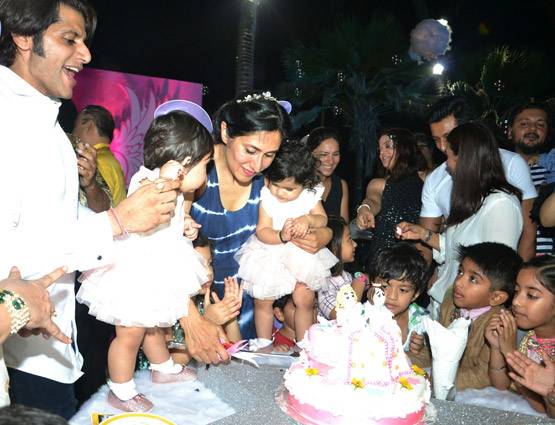 PHOTOS: करणवीर बोहरा ने ऐसे मनाया अपनी बेटियों का पहला बर्थडे