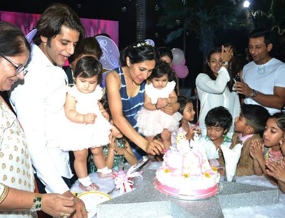PHOTOS: करणवीर बोहरा ने ऐसे मनाया अपनी बेटियों का पहला बर्थडे
