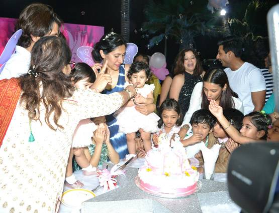 PHOTOS: करणवीर बोहरा ने ऐसे मनाया अपनी बेटियों का पहला बर्थडे