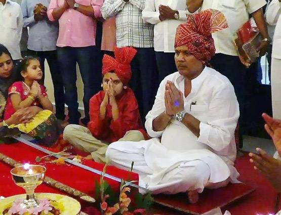 मिलिए शिवाजी के वंशज से, लग्जरी कारों से लेकर बुलेट चलाने के हैं शौकीन