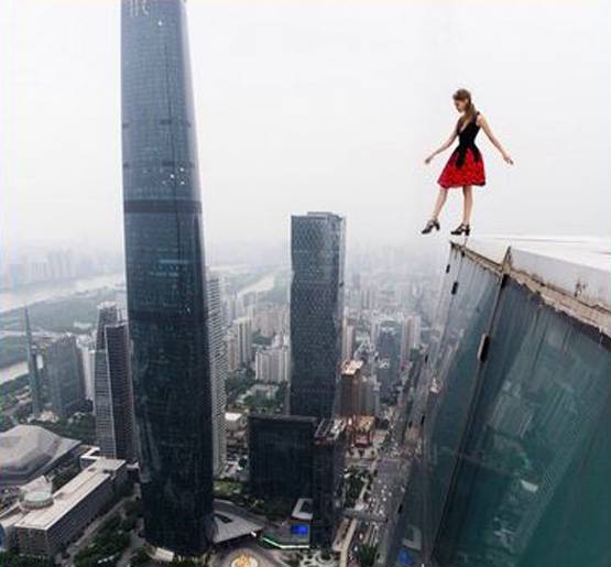 इतनी ऊंचाई पर फोटोशूट कराती है ये लड़की, देखें डराने वाली 20 Photos