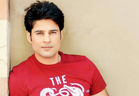 घर में बर्तन और झाड़ू-पोछा करता है ये एक्टर, कृतिका कामरा के साथ KISS हुआ था चर्चित