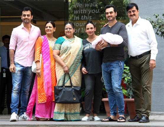 ईशा देओल हॉस्पिटल से हुईं डिस्चार्ज, सामने आईं बेटी की पहली तस्वीरें