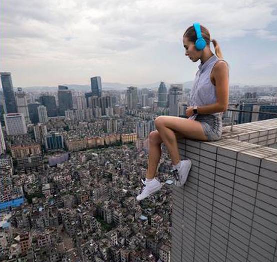 इतनी ऊंचाई पर फोटोशूट कराती है ये लड़की, देखें डराने वाली 20 Photos