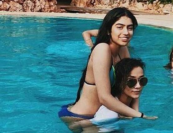 BLACK BIKINI में दिखीं श्रीदेवी की छोटी बेटी, फोटोज हुईं वायरल