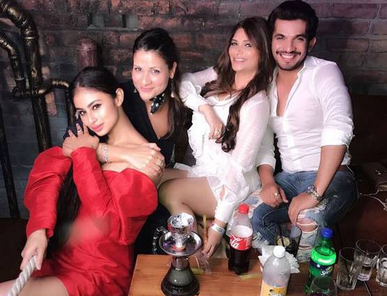 अर्जुन की बर्थ डे पार्टी में RED DRESS में पहुंचीं मौनी, लुक हुआ वायरल